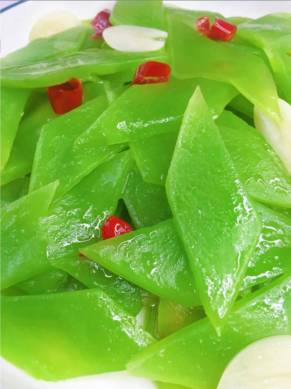 🤩  🥗食材:莴苣,蒜末,小米辣,盐,鸡精.