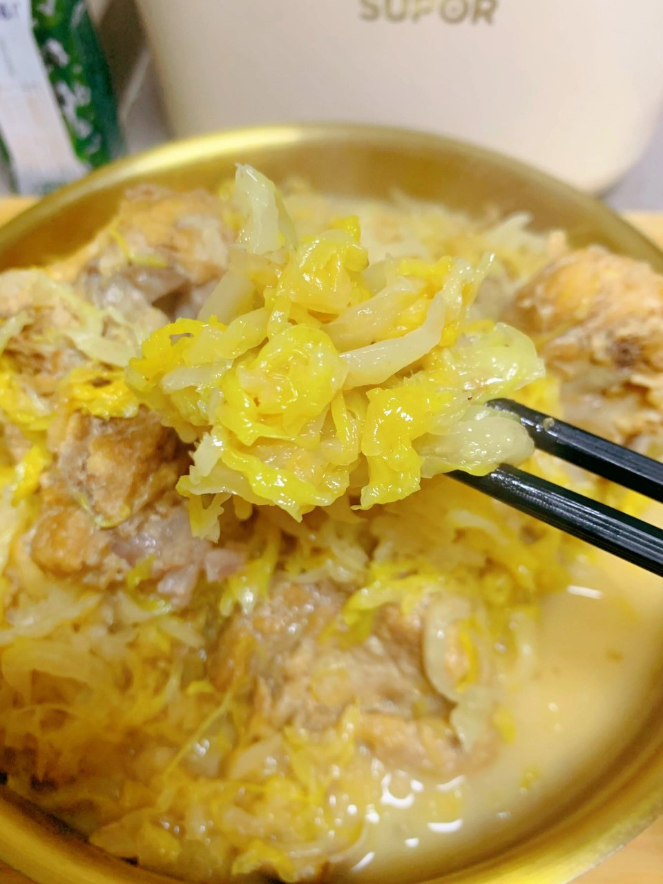 这道骨头炖酸菜,在东北的餐桌上是一道最经典的家常菜,[啤酒r]家里