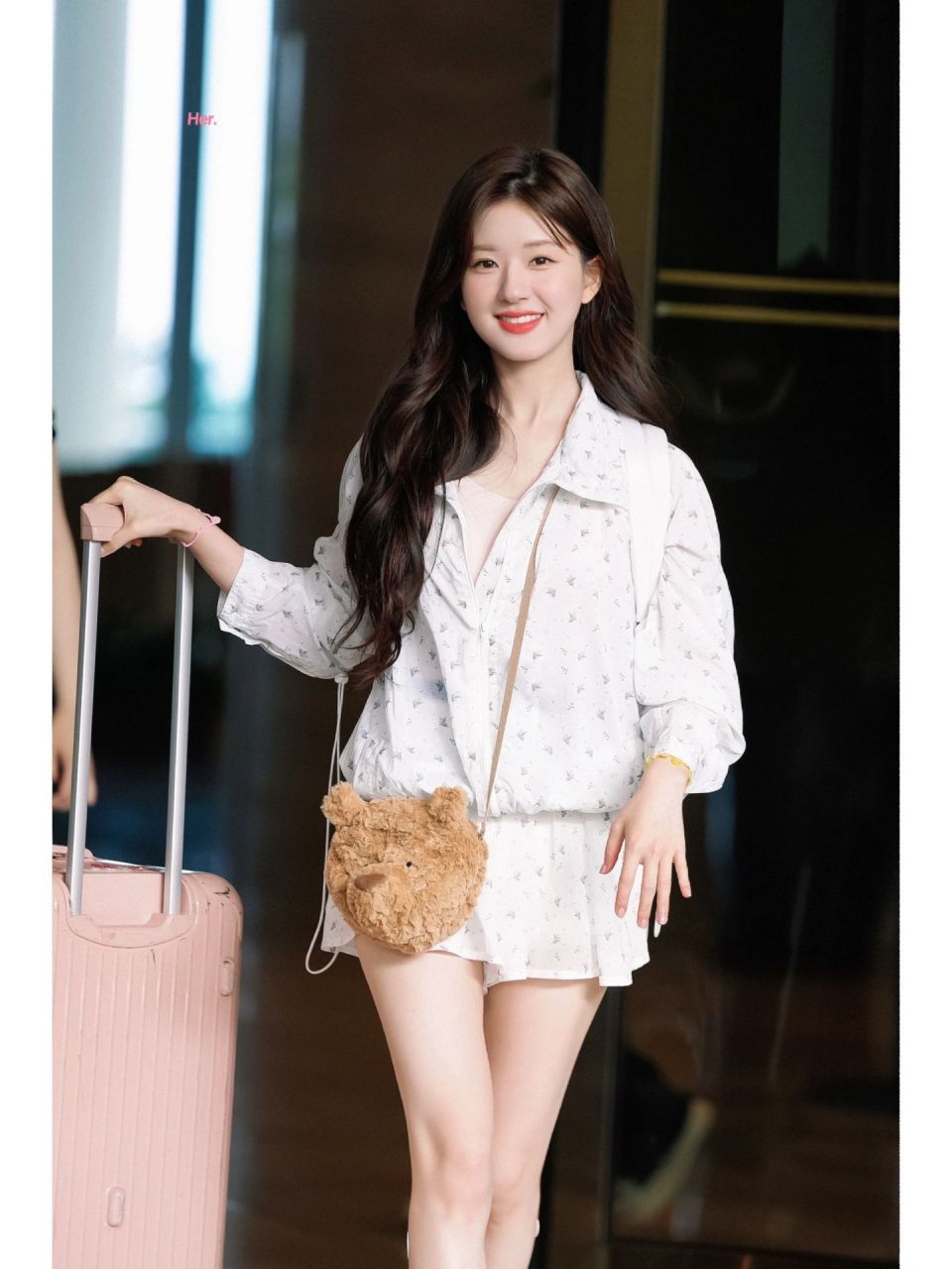 赵露思今日街拍穿搭91|防晒套装与厚底鞋的时尚组合!