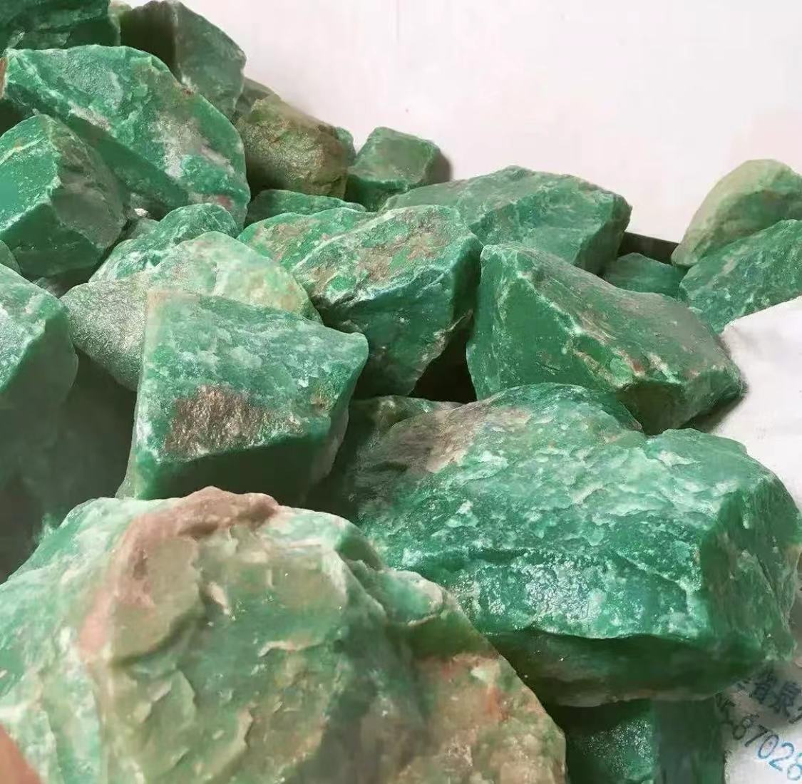 这是在新疆阿克苏山里发现的绿石头,半边山都是这样的绿玉带,这么多年