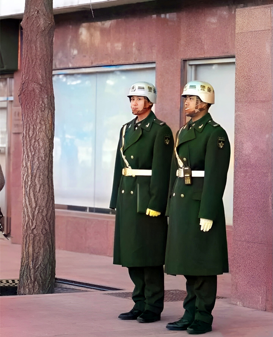 因此,不管老兵还是新兵,遇到纠察兵,还是会趁其不注意绕道而走