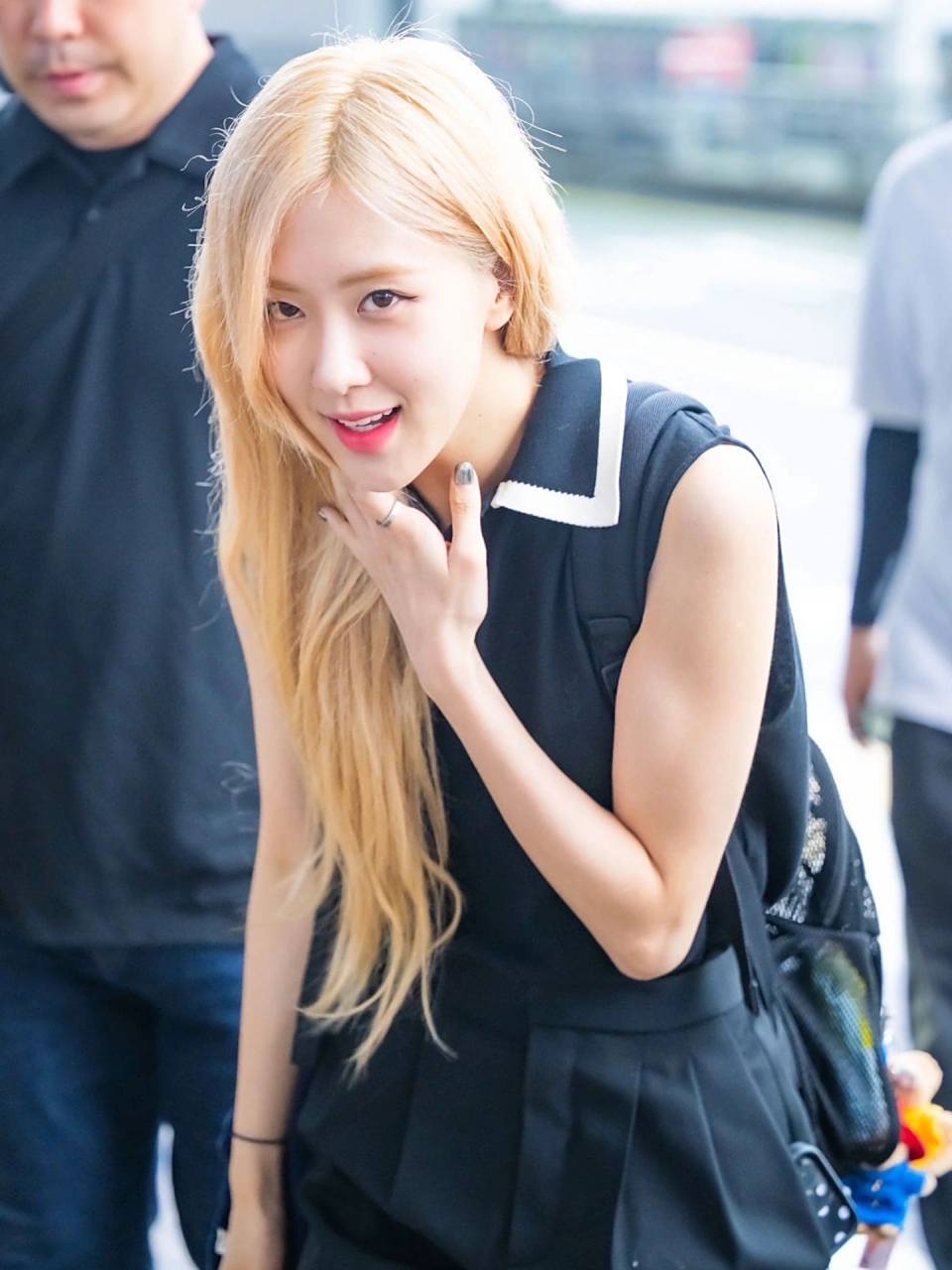 今日份的机场街拍,rose 朴彩英以一袭金色头发搭配 all black 造型