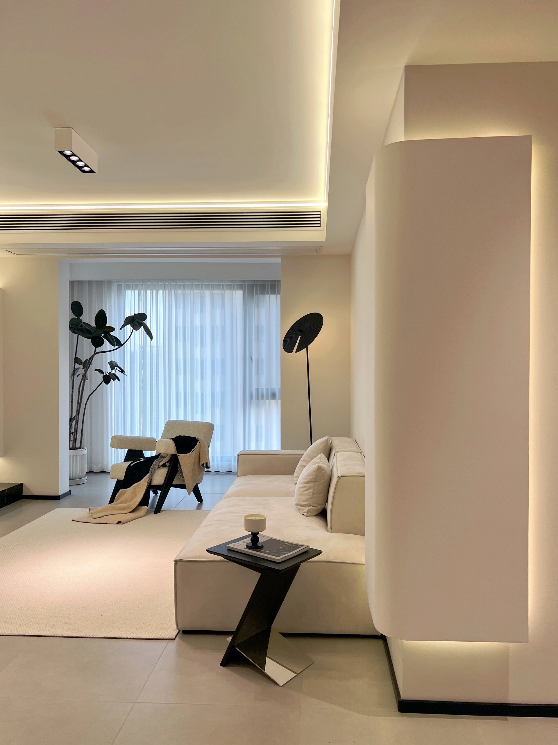 首先是配色,我们选择了白色作为底色,让整个房子