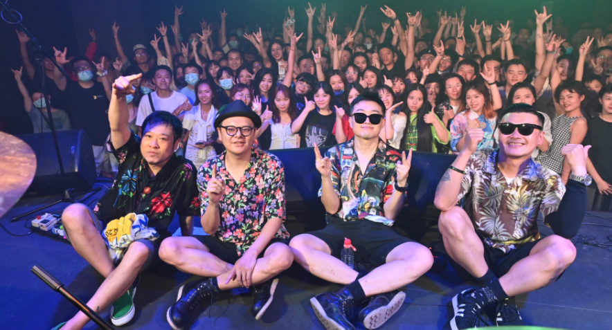 或许有人没那么熟悉这个乐队,但这个名字足够标新立异有个性,而且队员