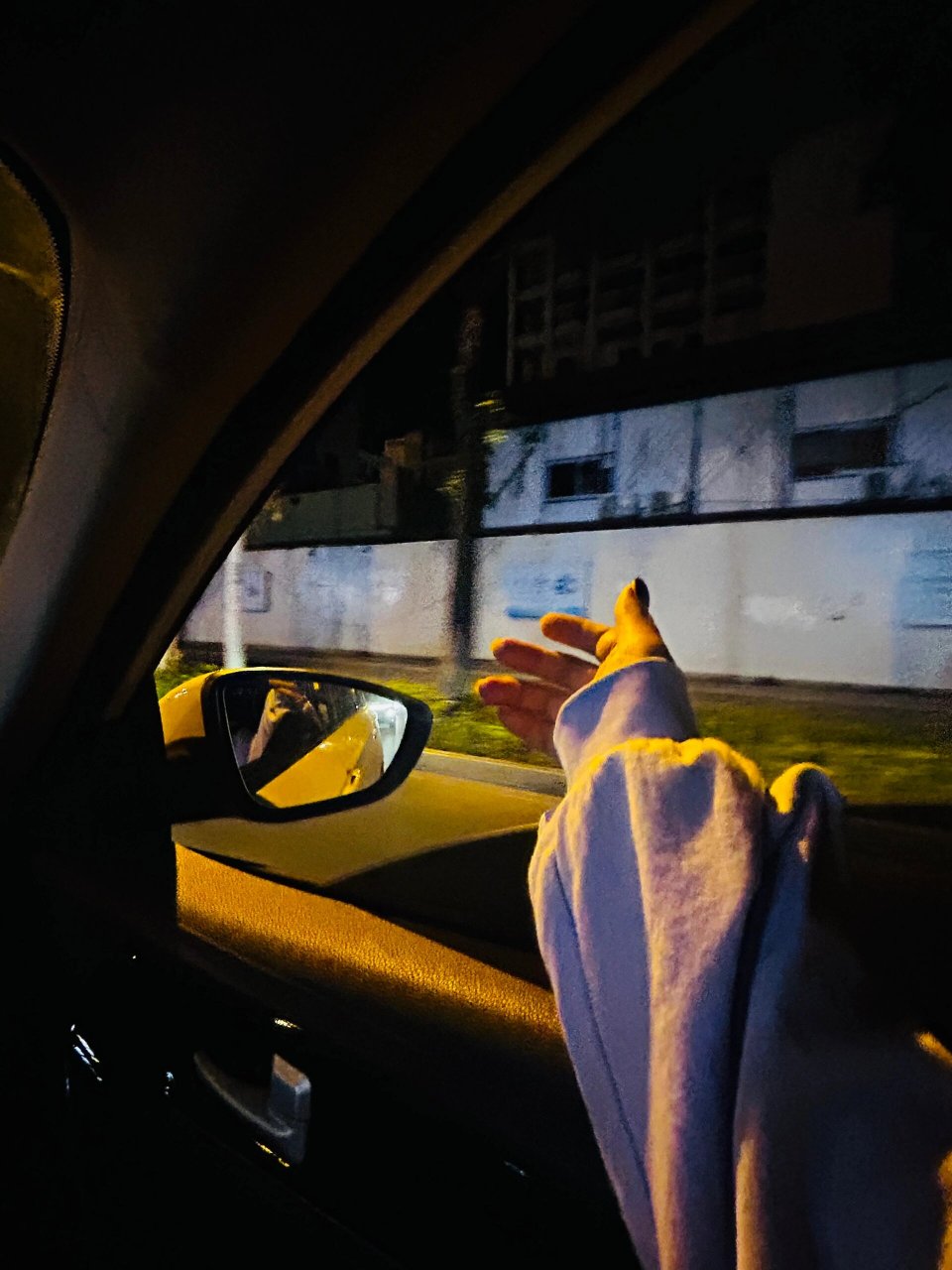 一只手放车窗的照片夜晚  [火焰]夜晚的城市,灯火辉煌,我却只想把一只