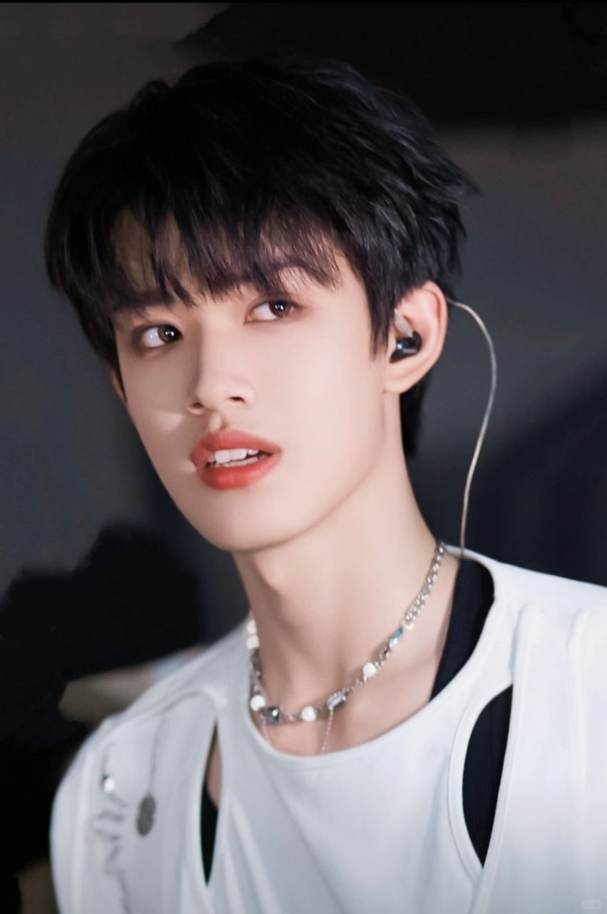 张极的帅气壁纸让你无法自拔  今儿个我一睁眼就被那迷人的张极撩得七