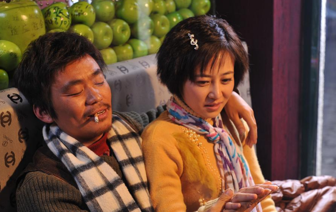 为了更好地诠释这个角色,谭卓不仅在语言上进行了大量的练习,还深入