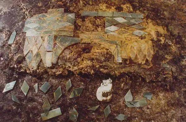 广州南越王博物馆珍藏的稀世之宝——"丝缕玉衣"