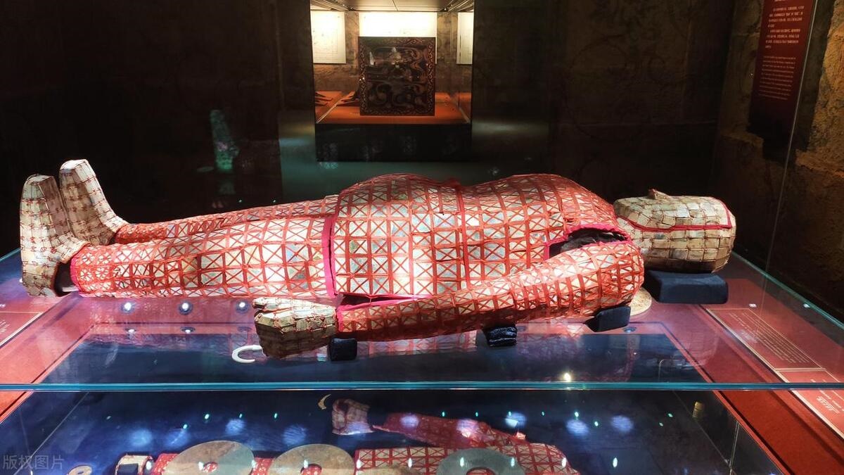 广州南越王博物馆珍藏的稀世之宝——"丝缕玉衣"