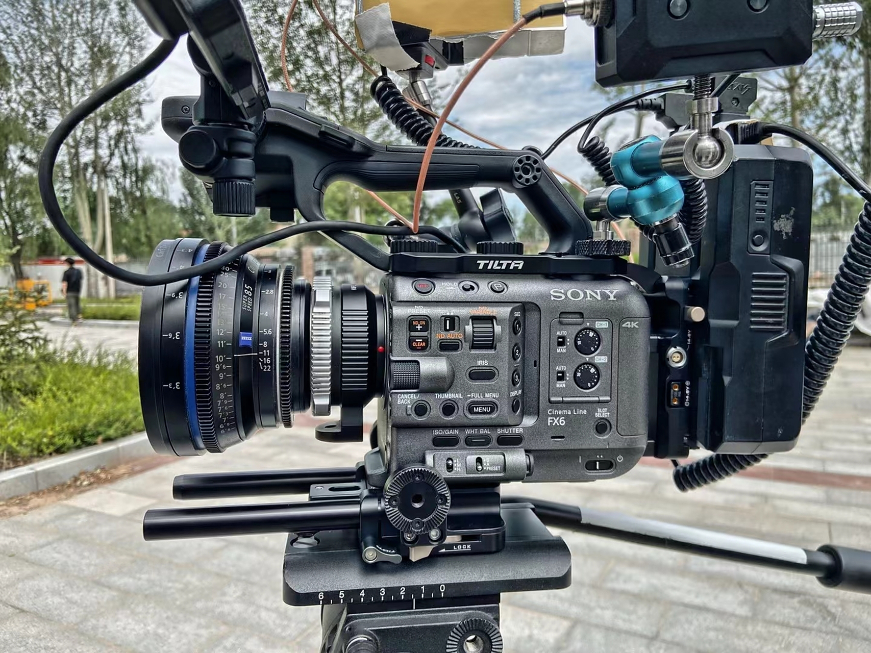 📸 拍摄前必备神器大揭秘!备用电池,稳定器,还有镜头纸都备好了吗?