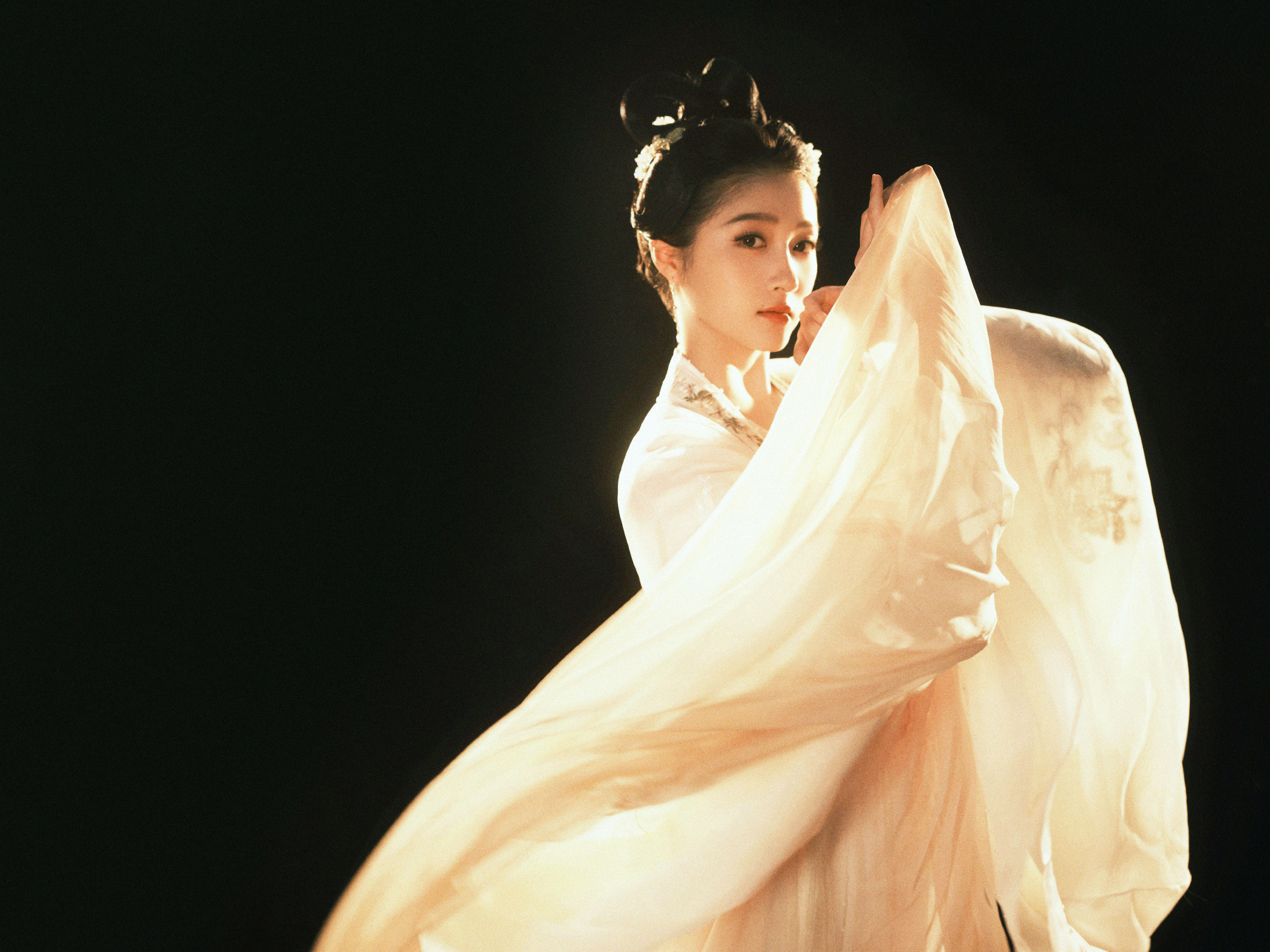 轻纱曼舞展灵动身姿,关晓彤古风大片诠释古典韵味之美,唯美动人