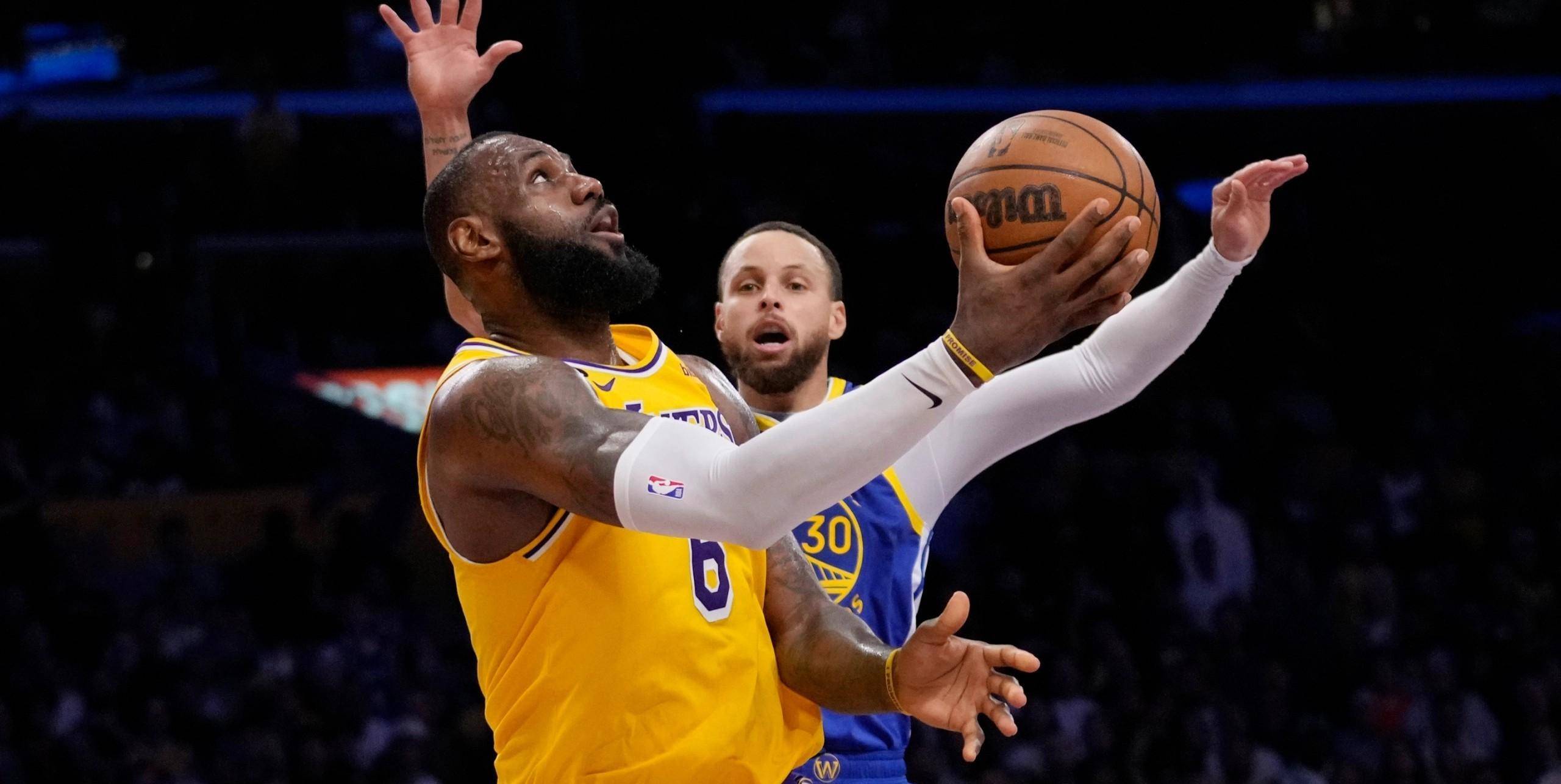 詹姆斯40分准三双,关键三分踩线被吹,勇士内线完爆湖人赢下胜利