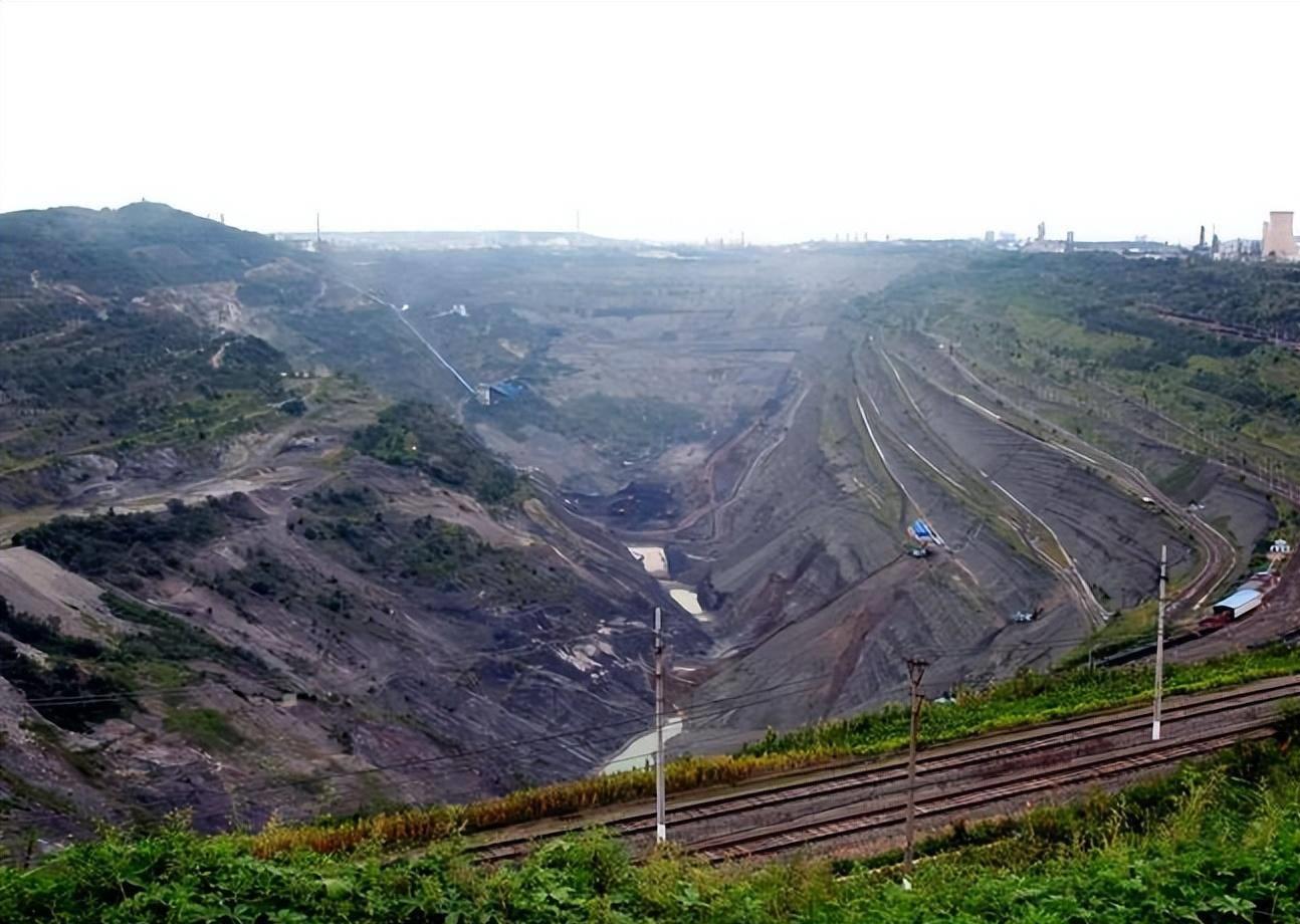 亚洲第一露天煤矿,煤层55米厚,连续开采118年后,如今