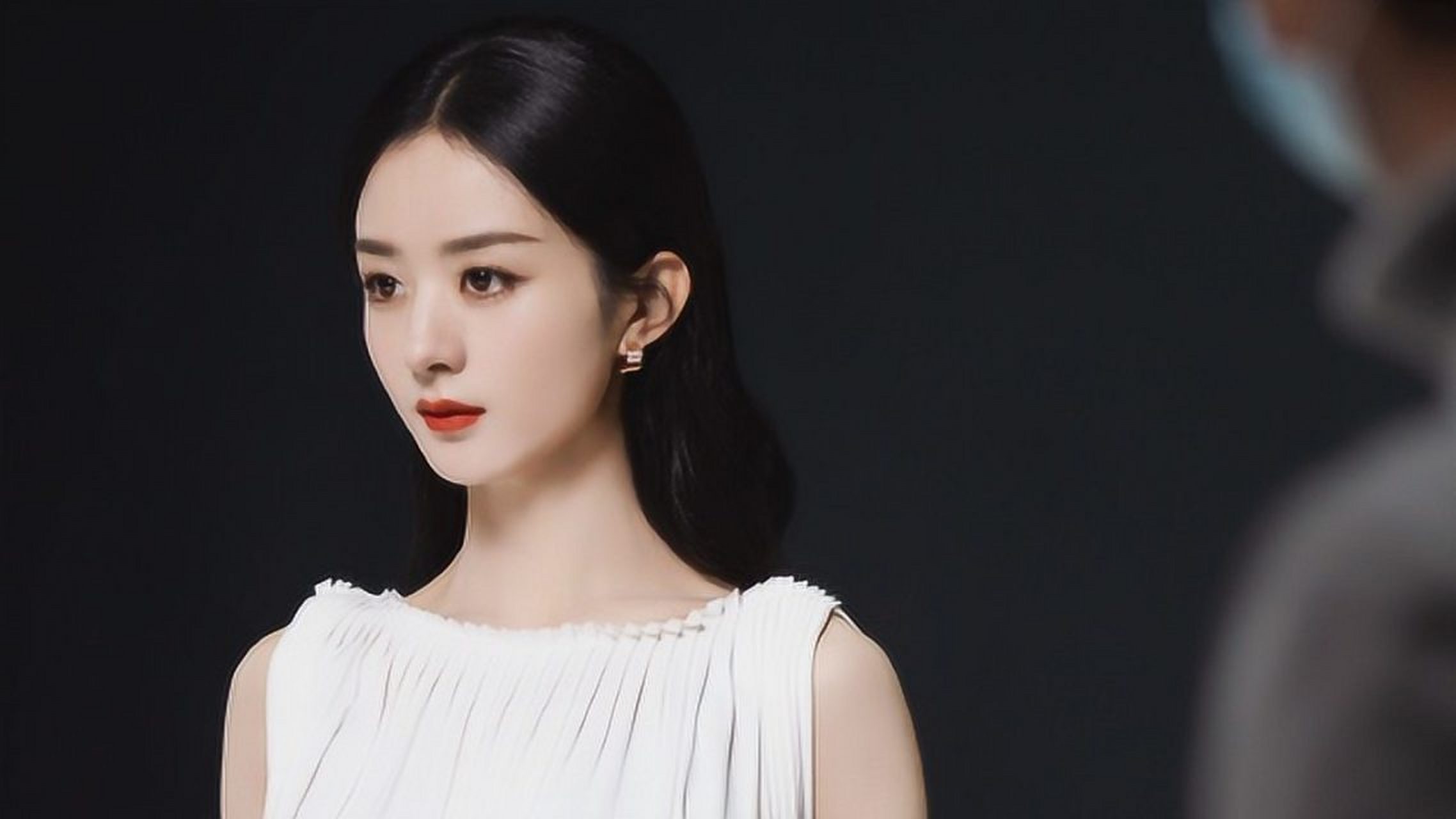 赵丽颖作为敬业演员,以执着和励志形象影响观众.