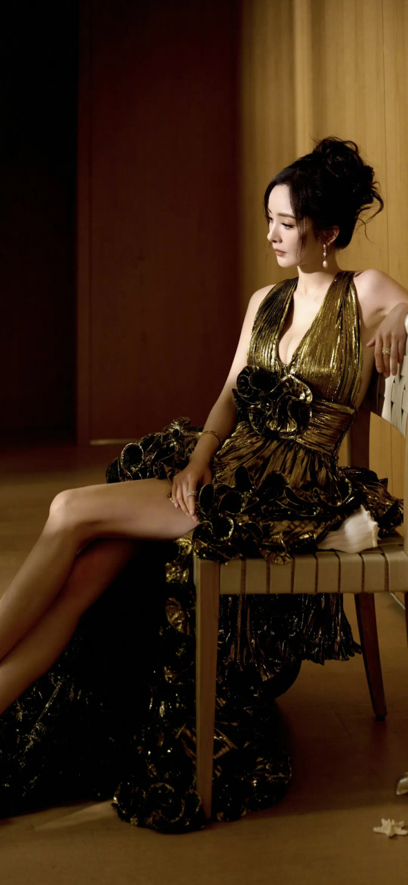 杨幂演绎金色礼服,性感妖娆,惊艳众人. 杨幂的身材与颜值真的绝了.