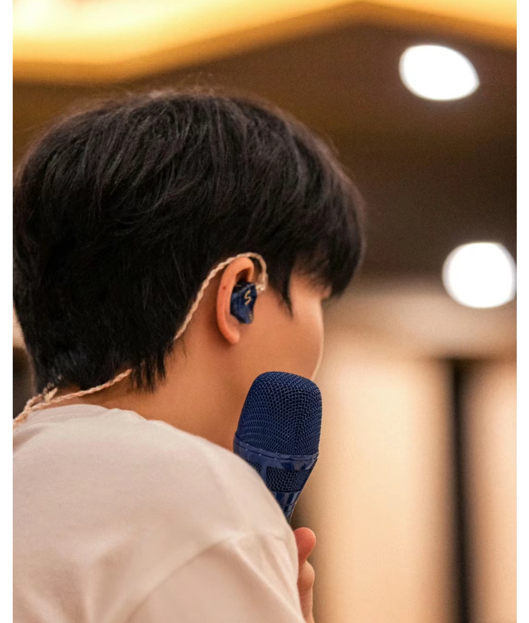 很多人在看到明星在演唱会上戴着耳机时都以为他们是为了聆听音乐的