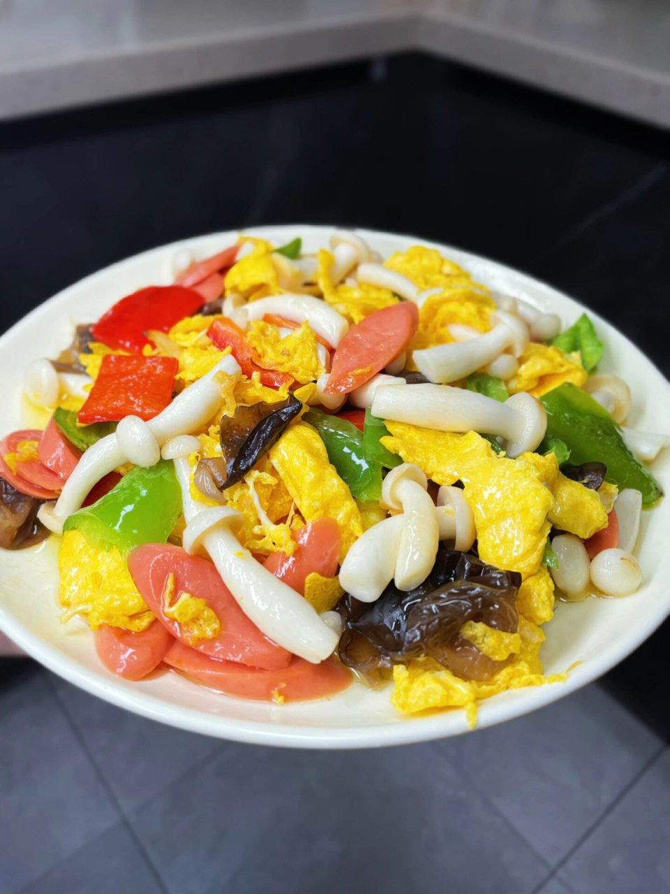 缤纷小炒 食材:白玉菇 青红椒 黑木耳 火腿肠 鸡蛋 做法:附图片 非常