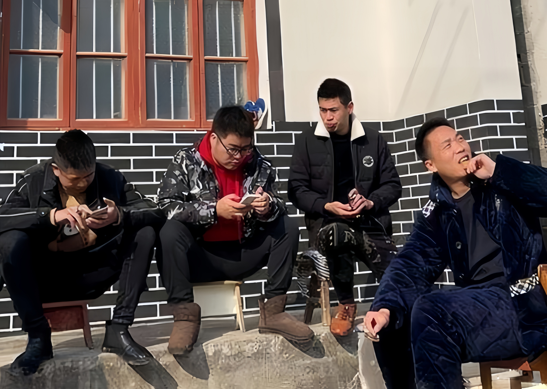 几个单身汉在村口一起聊天的照片