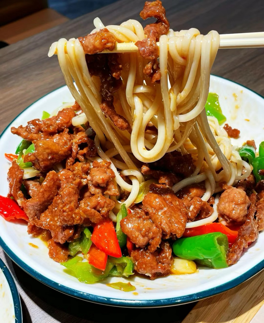 新疆的人说的"鬼肉"拌面是过油肉拌面,别人说新疆人吃的是"狼"其实说