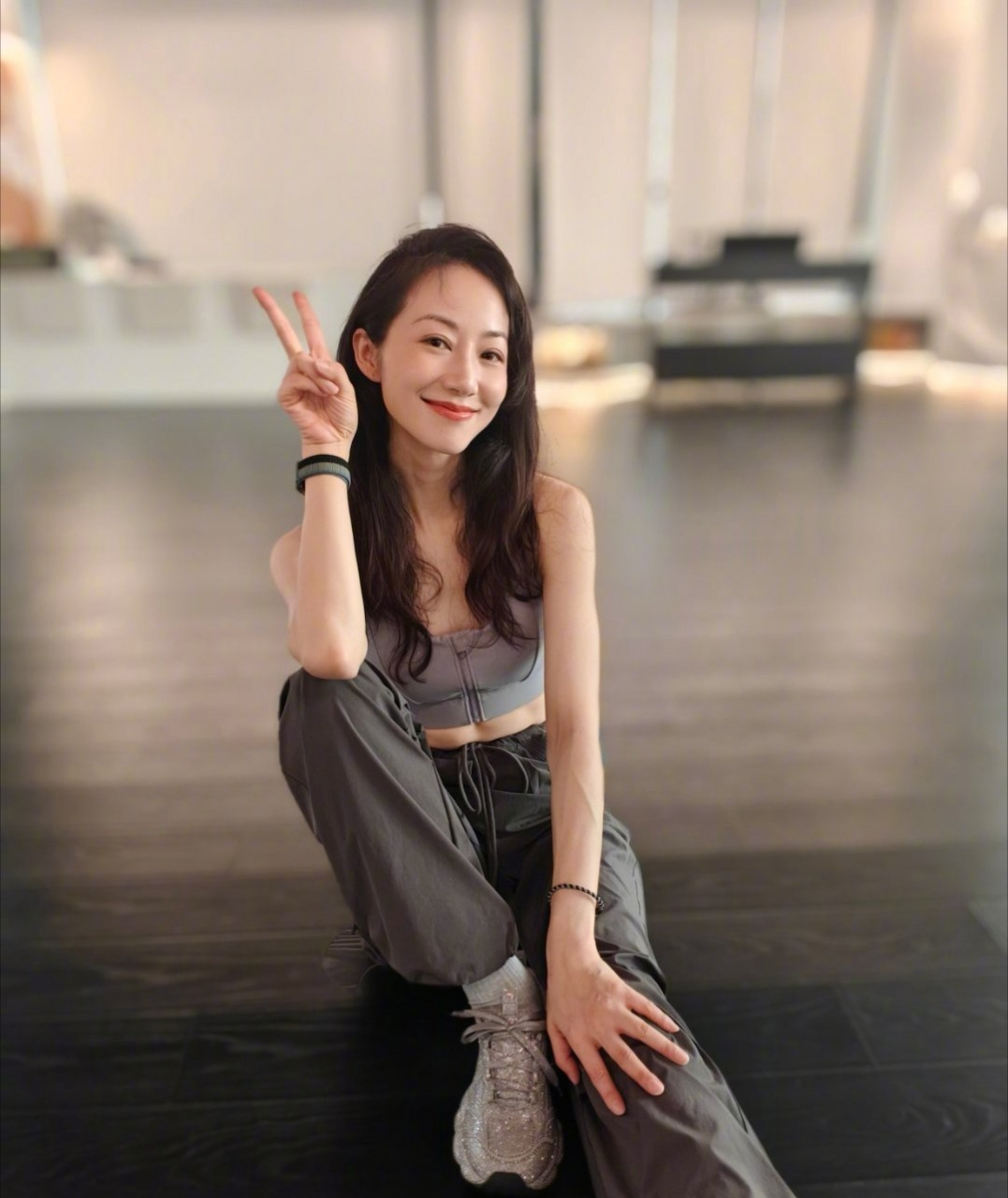 韩雪,身穿运动健身服,好瘦好美,原来明星拍照也喜欢比"耶",被美到了