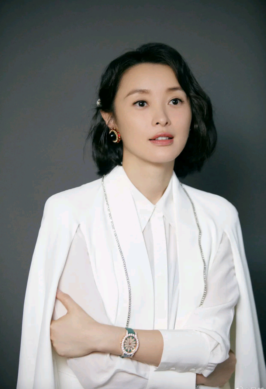 其实吴越和蒋勤勤长得挺像的.估计都是皇上喜欢的类型一清秀挂儿.