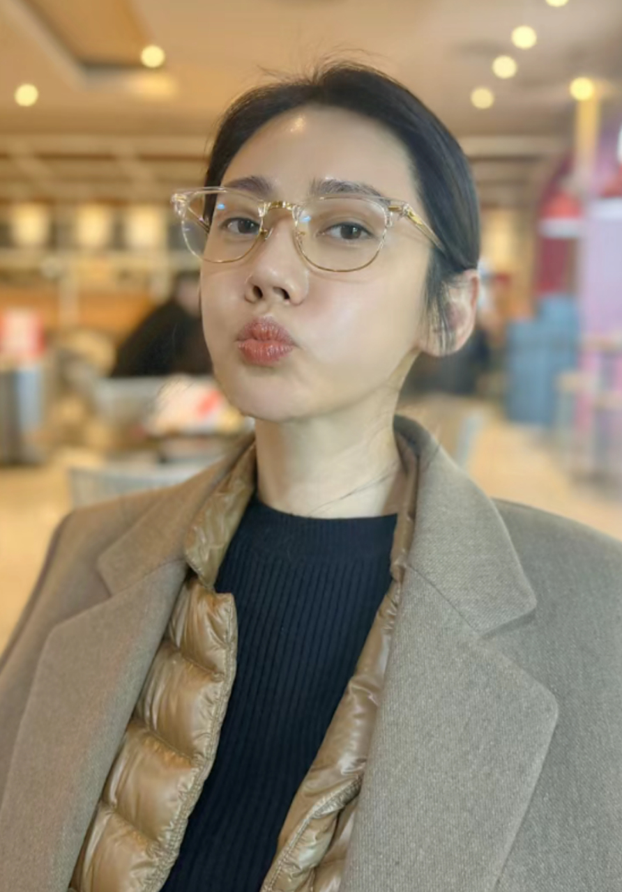 秋瓷炫最新照片,这水光肌皮肤太让人羡慕了吧,这姐是素颜状态吗?