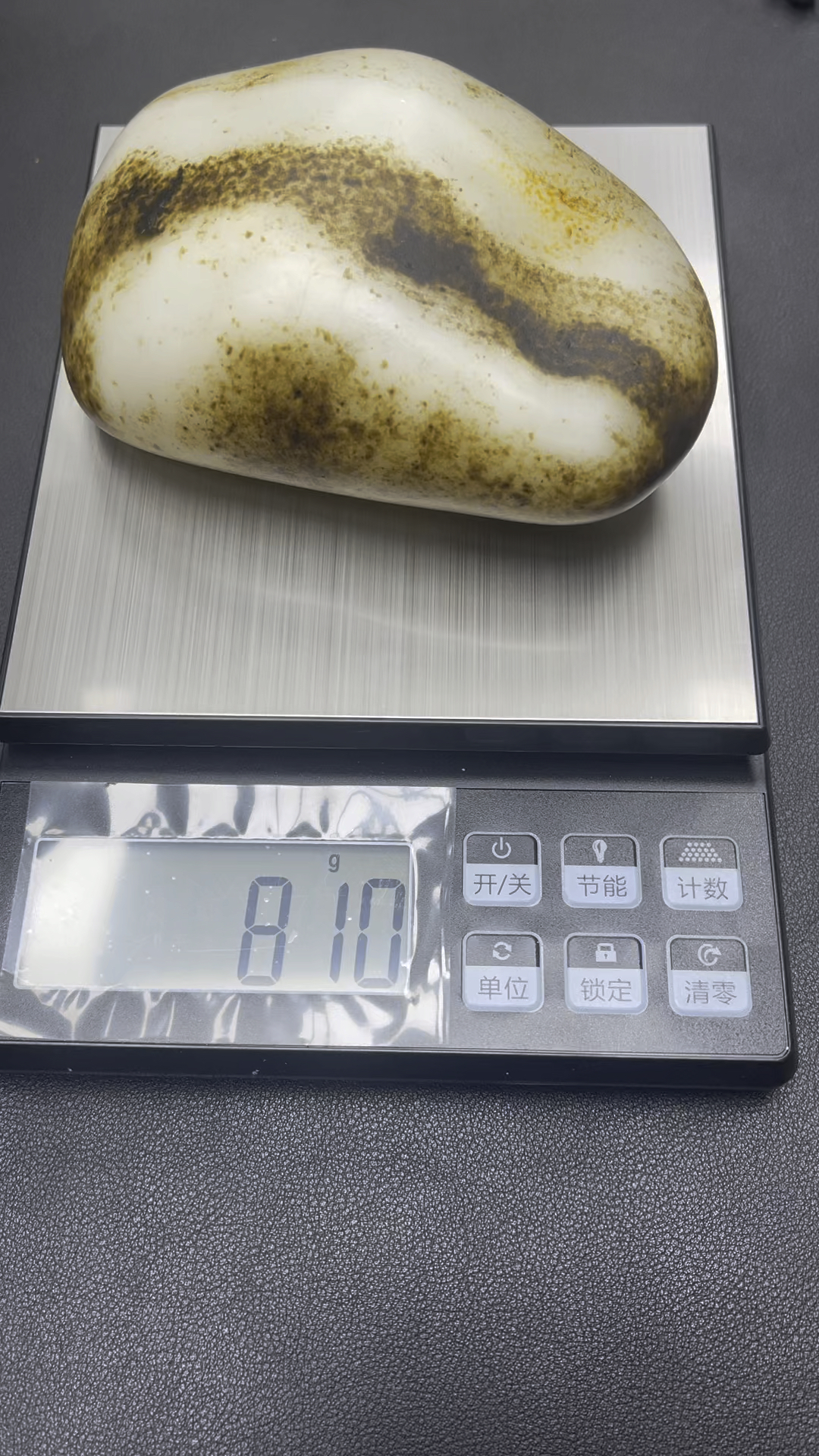 和田玉原石籽料,黑油皮色,料白肉细