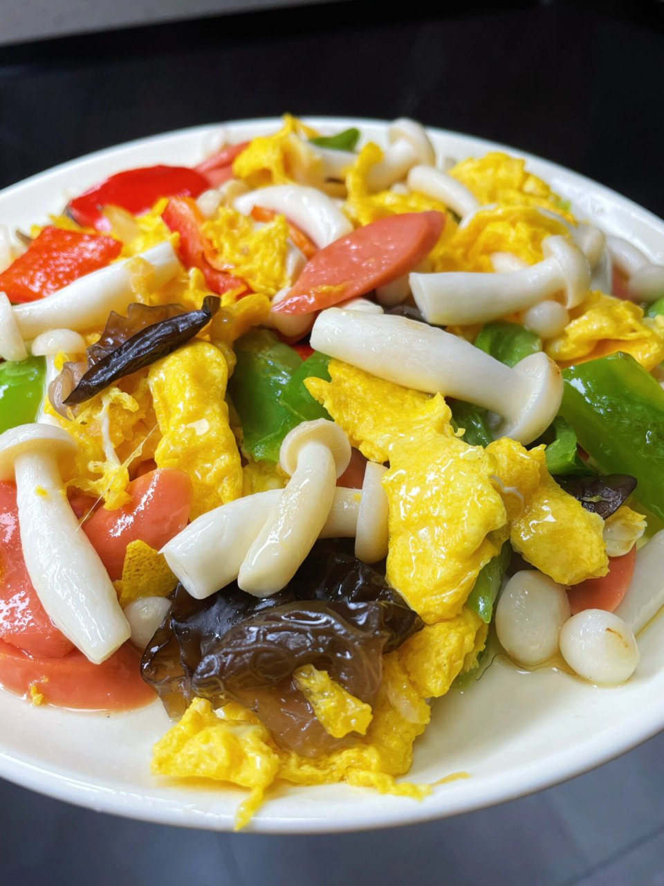 缤纷小炒 食材:白玉菇 青红椒 黑木耳 火腿肠 鸡蛋 做法:附图片 非常
