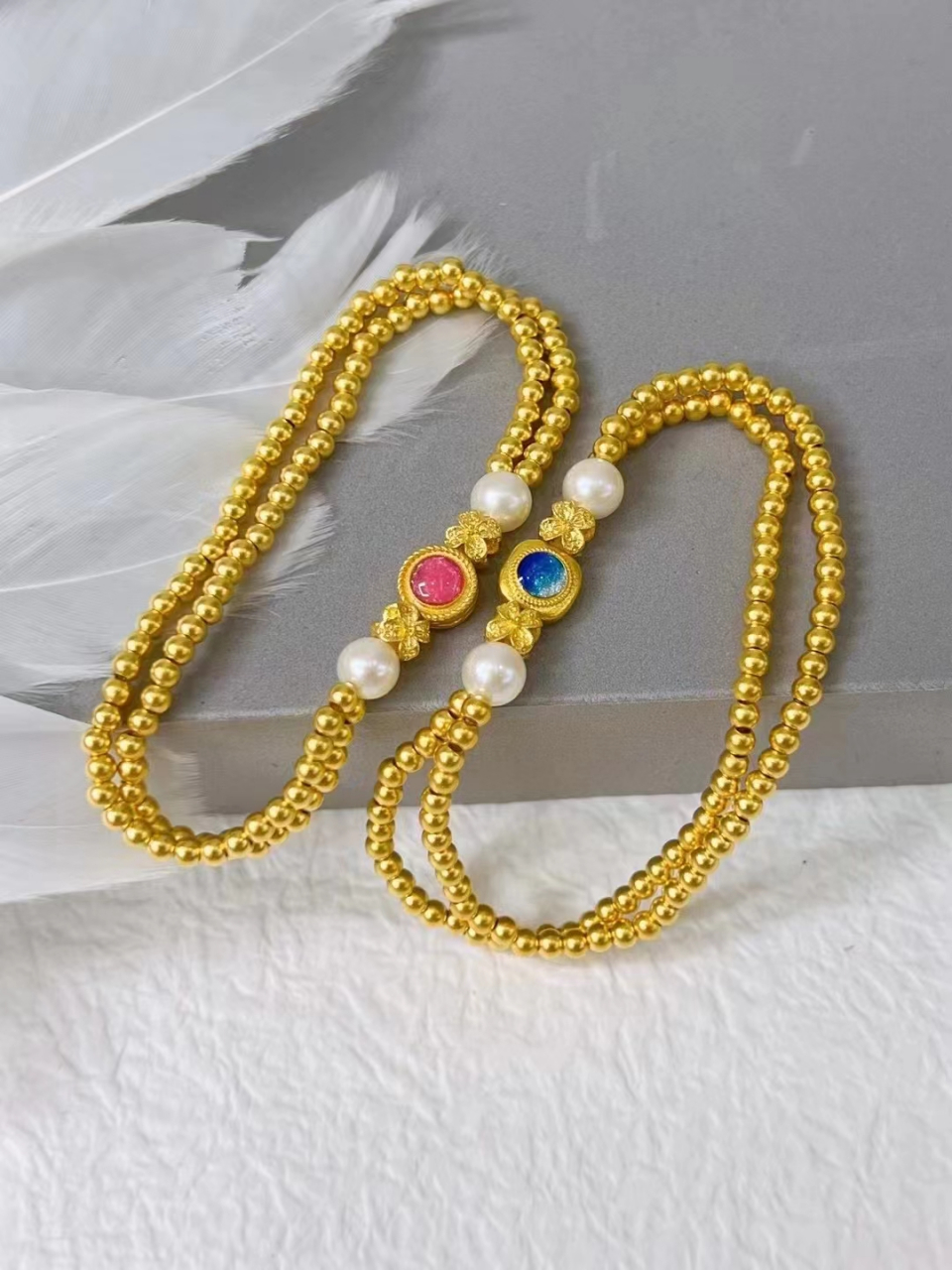 金珠手链是一种以金珠为主要元素的手链,通常由黄金制成的小珠子串成.