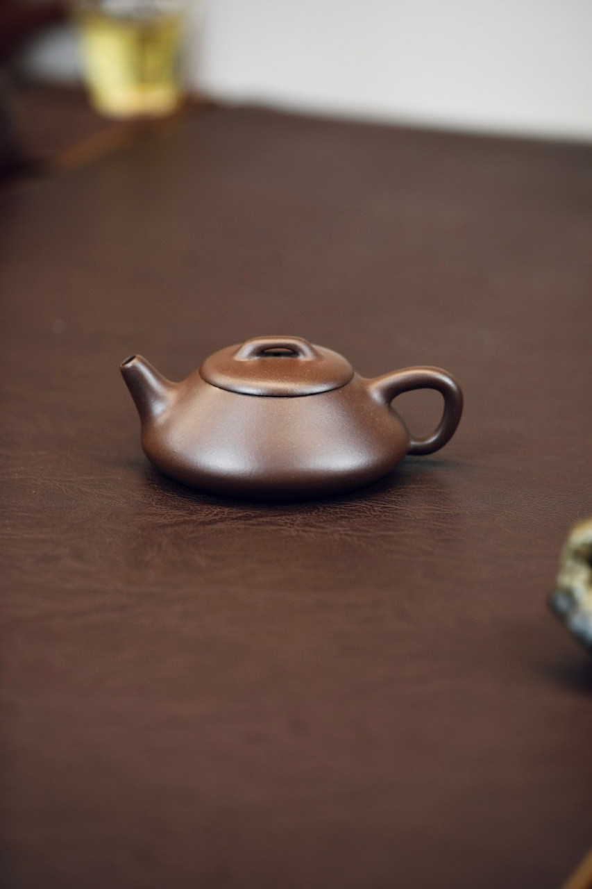 纳瓢|优质紫泥|150cc|半手  壶盖平缓合体,壶钮拱桥形设计润泽和顺