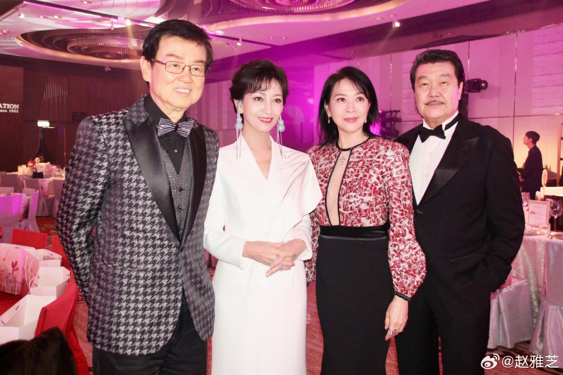 赵雅芝参加慧妍雅集慈善晚宴,和很多明星朋友合影留念,友好交流