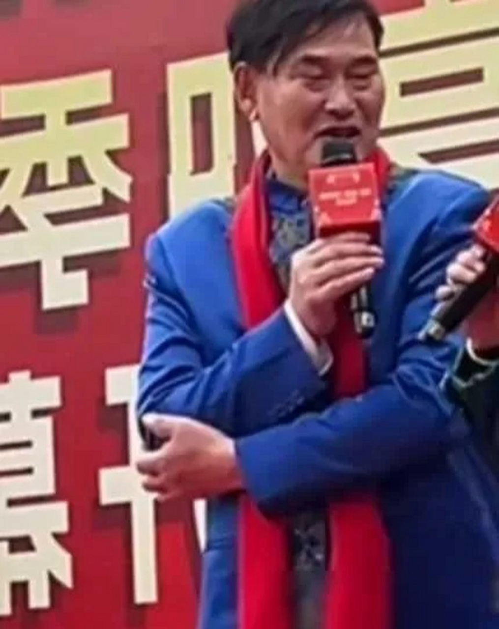 大衣哥终于坦率地说出了自己的出场费,让许多网友感到震惊.