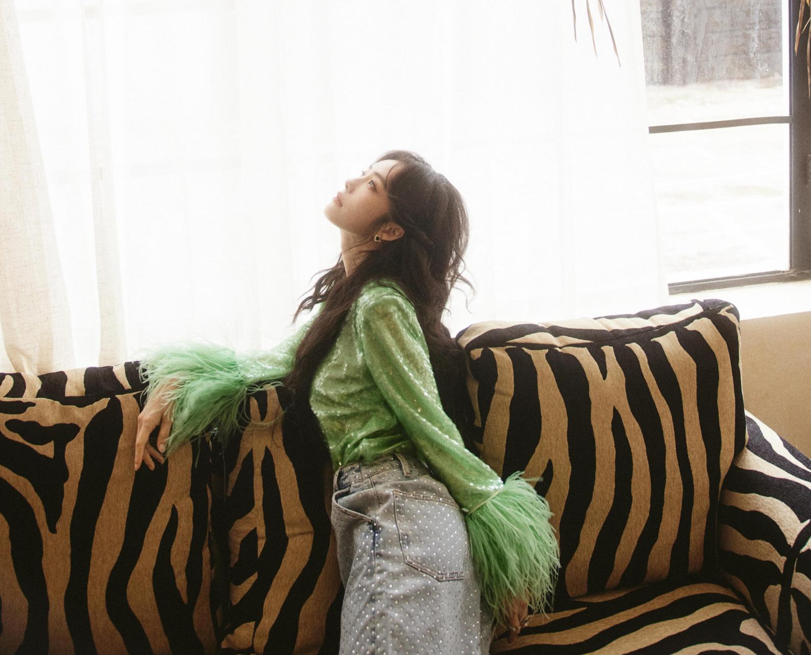 蔡文静春日阳光下惊艳亮相,绿色亮片上衣搭配浅蓝色烫钻牛仔裤时尚又