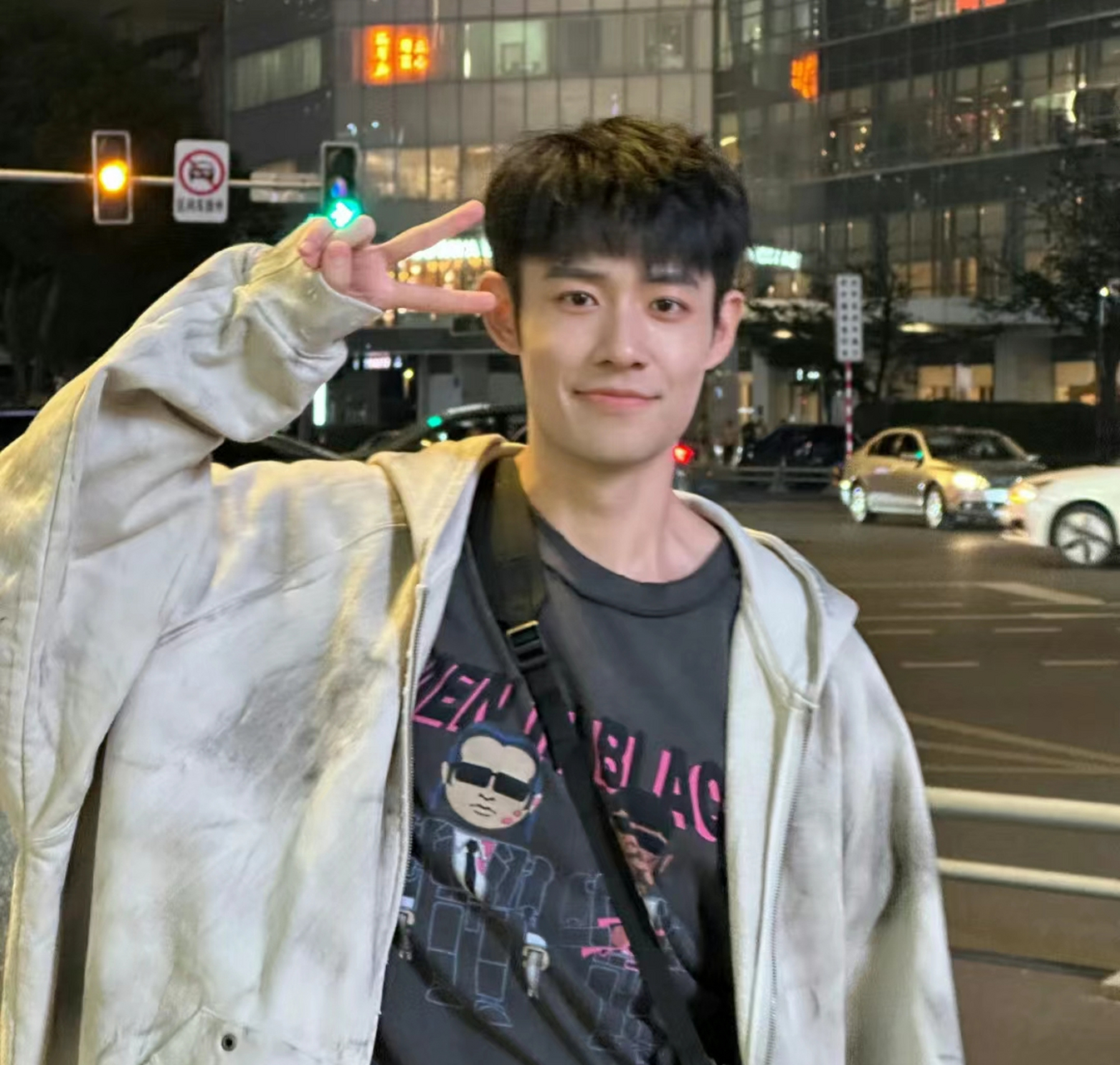 肖战的队友彭楚粤也坐不住了!彭楚粤横店找工作,看起来挺忙碌的.