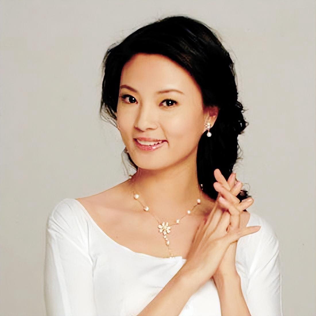 央视主持人刘芳菲:丈夫诈骗入狱,男友被判死缓,47岁至今未婚