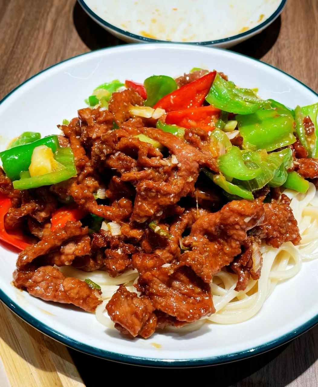 新疆的人说的"鬼肉"拌面是过油肉拌面,别人说新疆人吃的是"狼"其实说