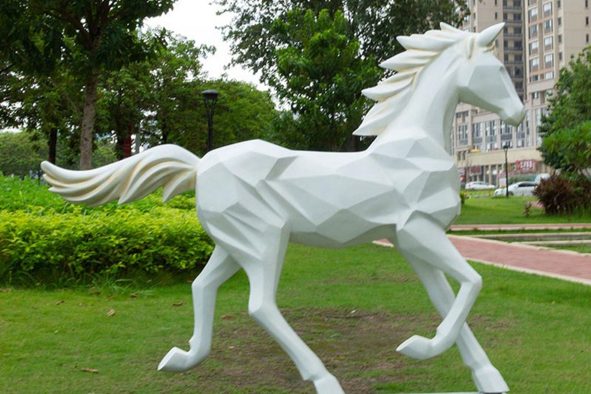 非凡质感,震撼视觉体验引领潮流.[原文:玻璃钢抽象马雕塑 几何切.