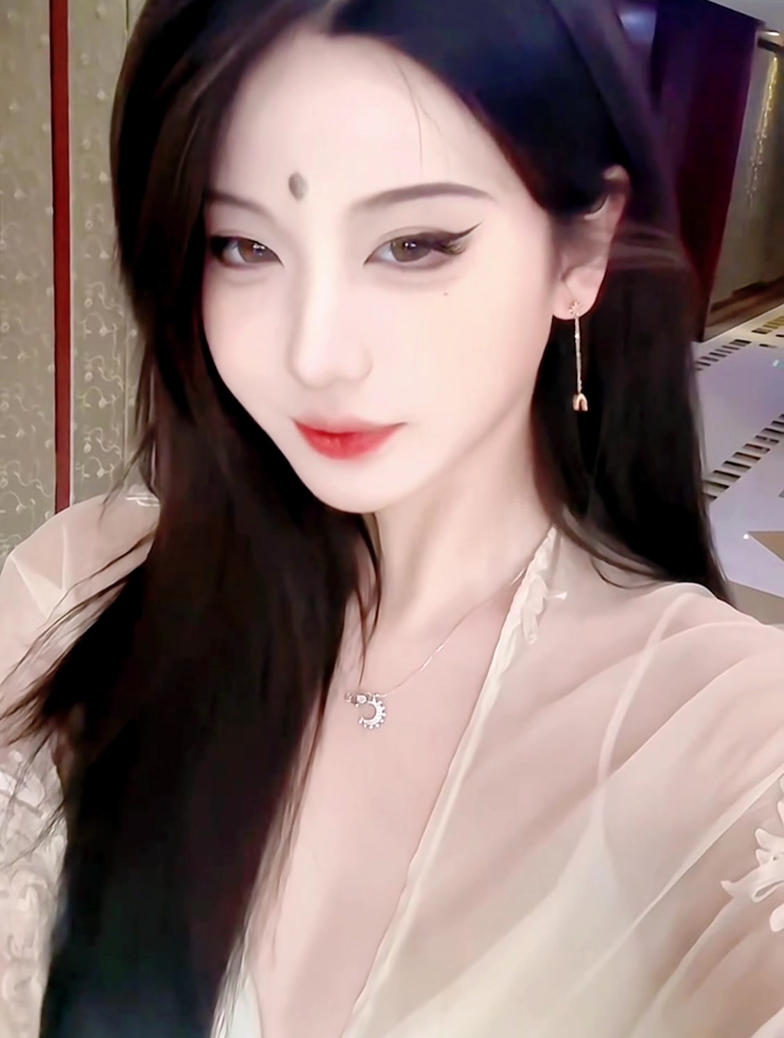 女子晒自己的眉间痣,这颗痣在这张脸上简直是点睛之笔!