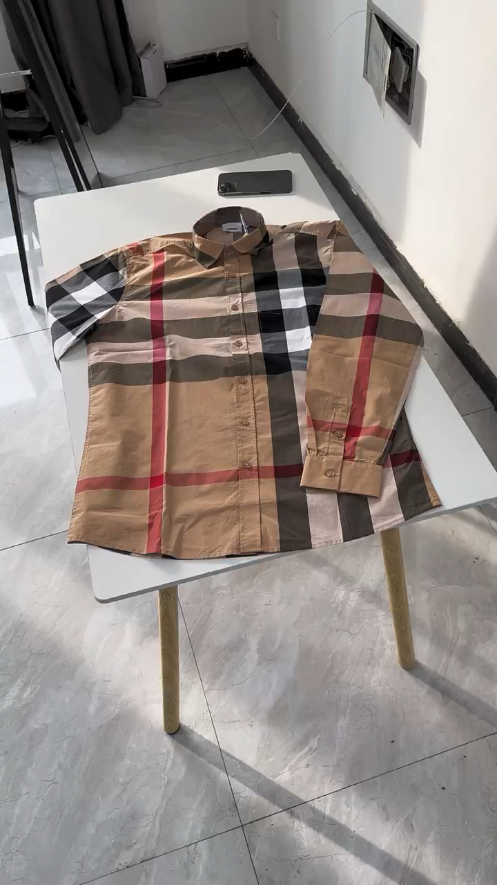 博柏利衬衫以经典格纹为主题而设计-度小视