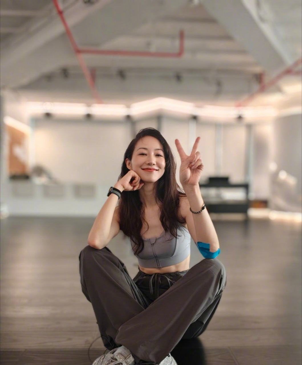 韩雪,身穿运动健身服,好瘦好美,原来明星拍照也喜欢比"耶",被美到了