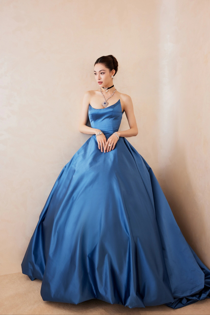 钟楚曦活动造型解析,童话公主走进现实 钟楚曦一身蓝色缎面礼服出席