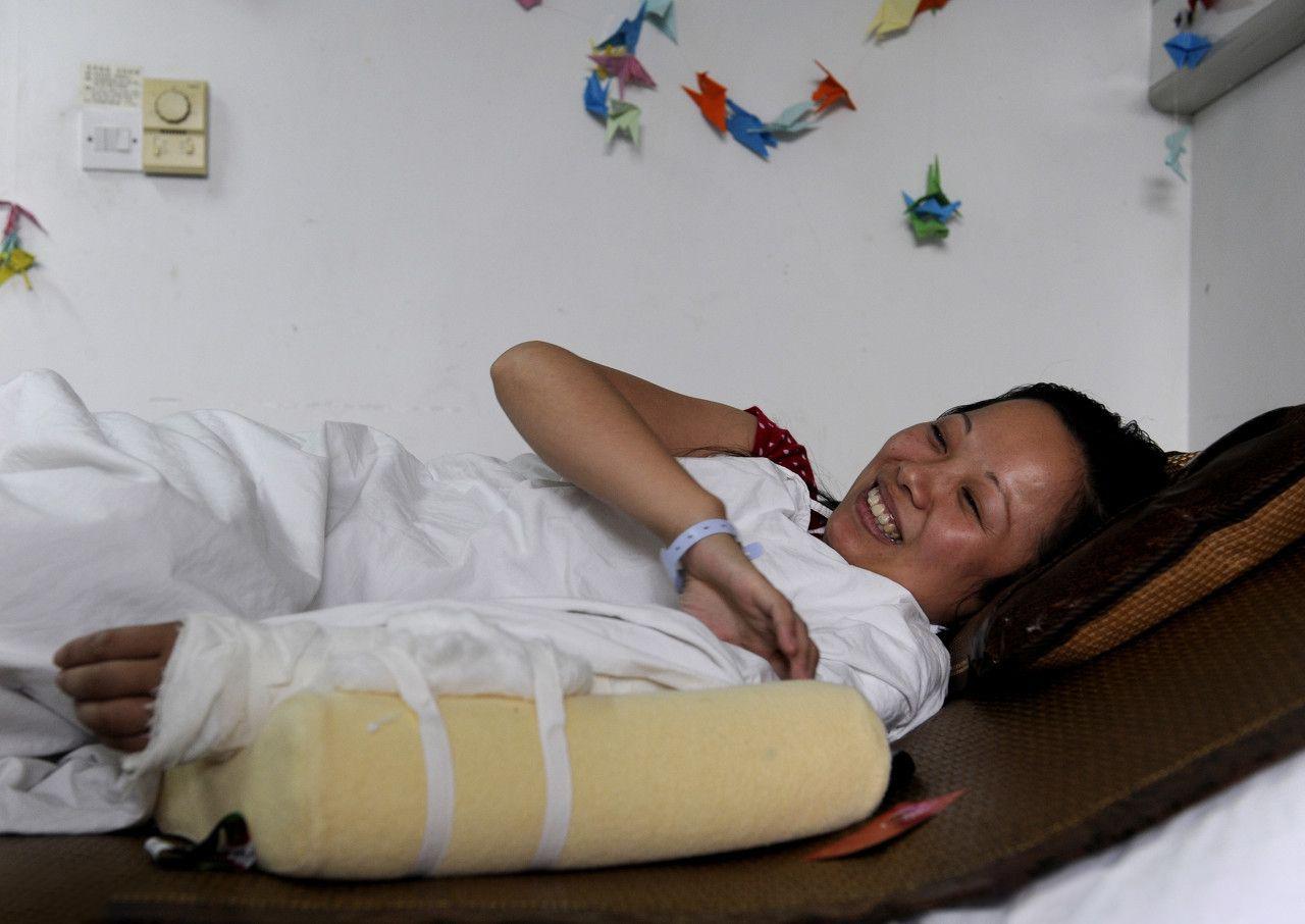 2011年最美妈妈用手接住坠楼女孩10年后两家人亲如一家