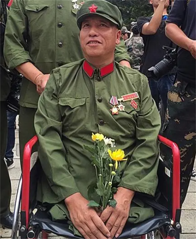 所有人都以为吴华经不住失去双腿的打击,寻死觅活的时候,吴华坚强的