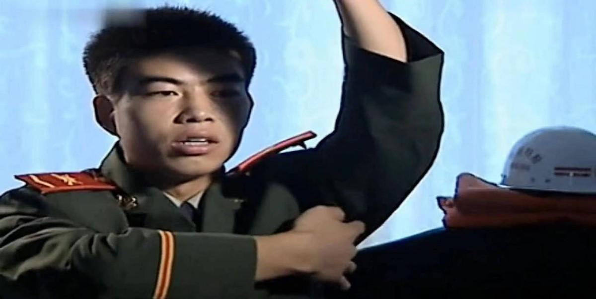 06年河南79岁老太坠入30米深井遇水蛇缠身消防战士蛇口救人