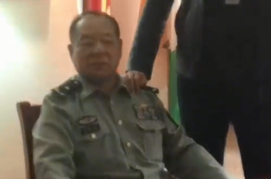 17年一男子冒充少将诈骗被捕入戏太深怒怼警察你们没资格查我