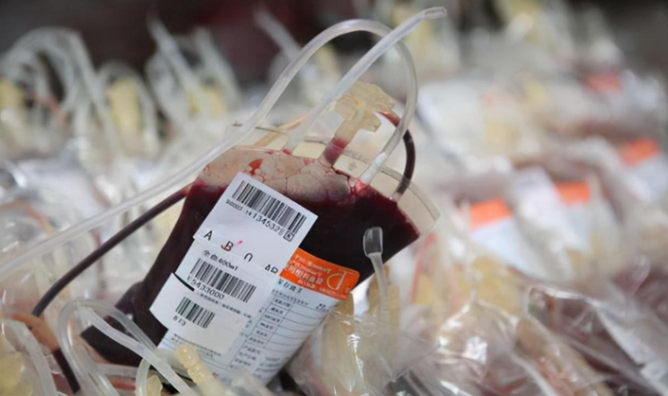 1996年16岁少女为养家三度卖血死后三个哥哥为她披麻戴孝