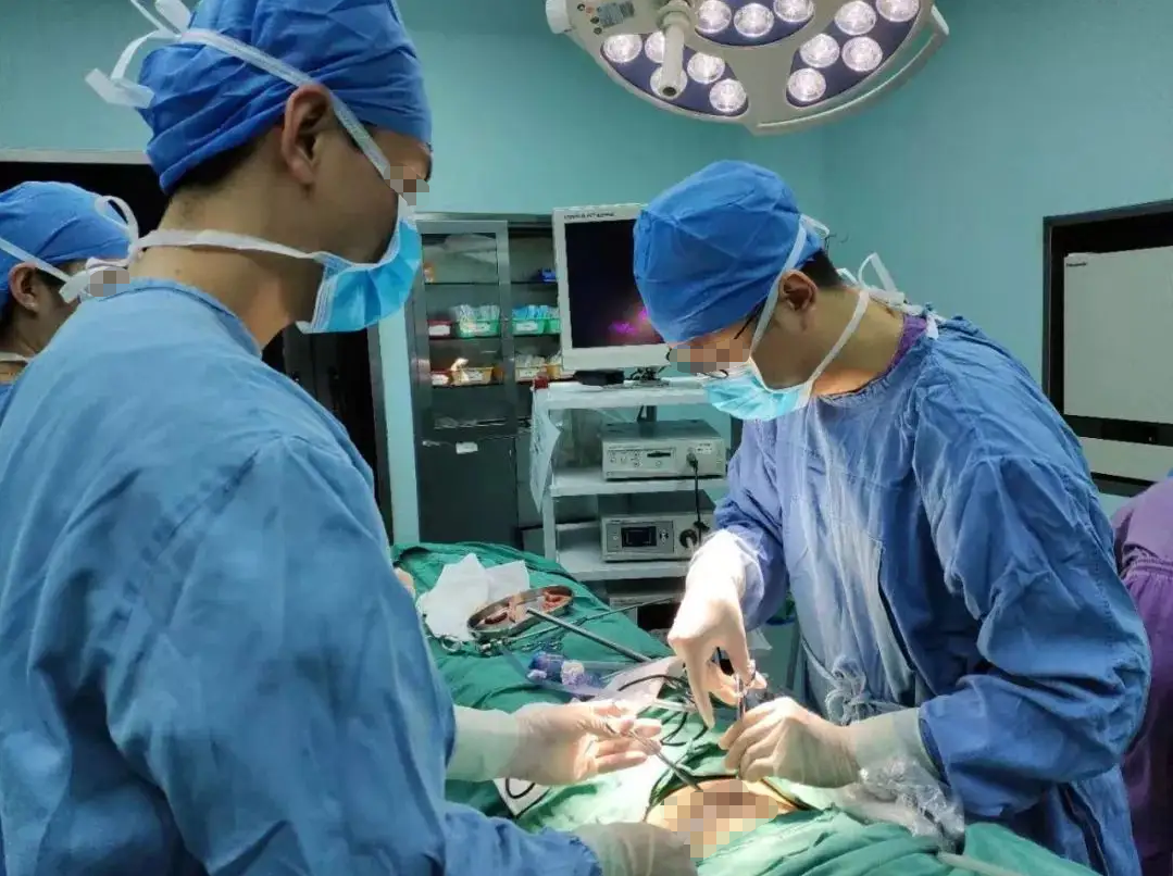 2017年,女子花10万做胸部整形,结果胸部"被毁",亲妈见了都怕