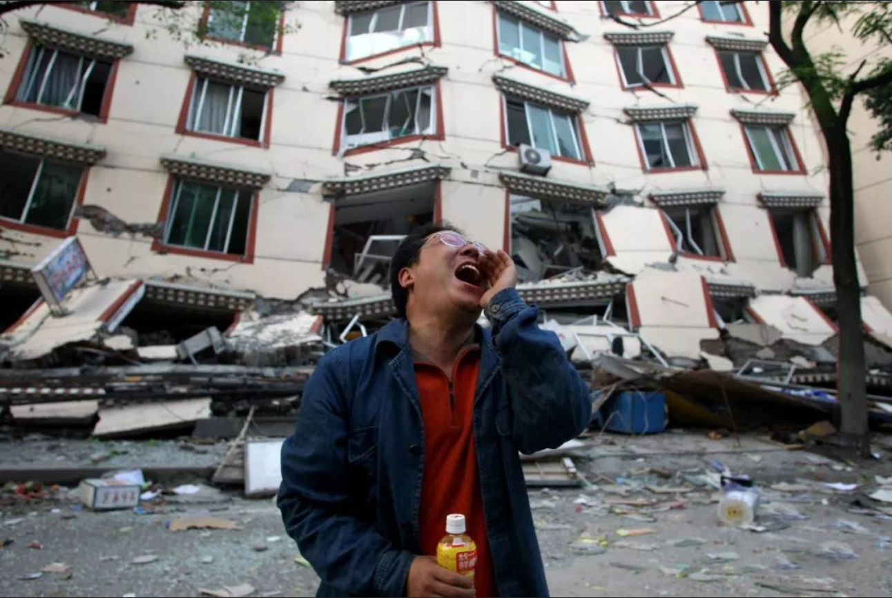 2008年汶川地震,父亲背着儿子遗体走10小时,坚决带儿子"回家"