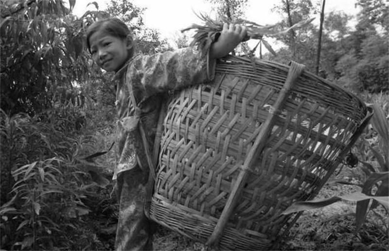 光棍收养女弃婴