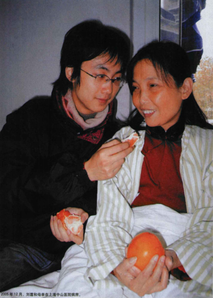 2005年那个背母上学的男孩刘霆10年后变性还在选美比赛获奖